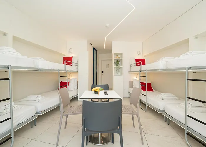 Avis Hotel