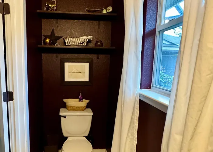 Quaint & Vivacious Room-Queen