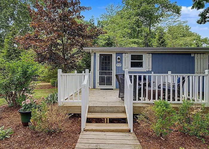 Maple Ridge Blue Cottage-Hot Tub