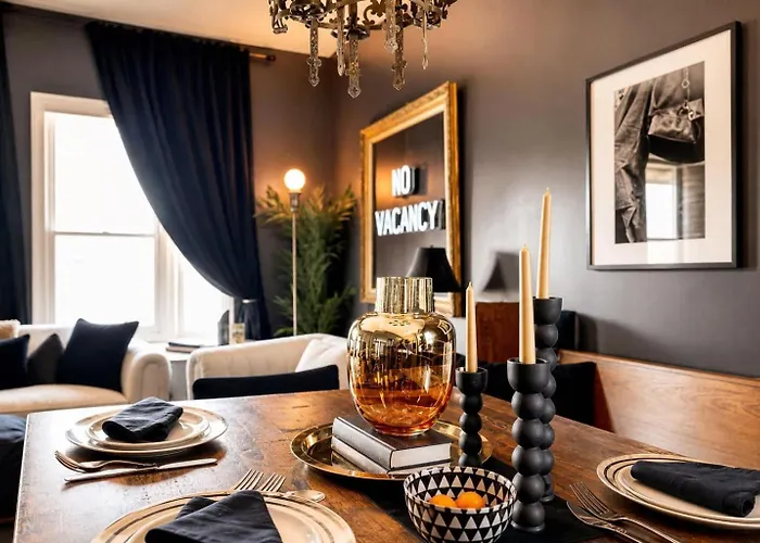 Spacious 7-Bedroom Home In Evanston