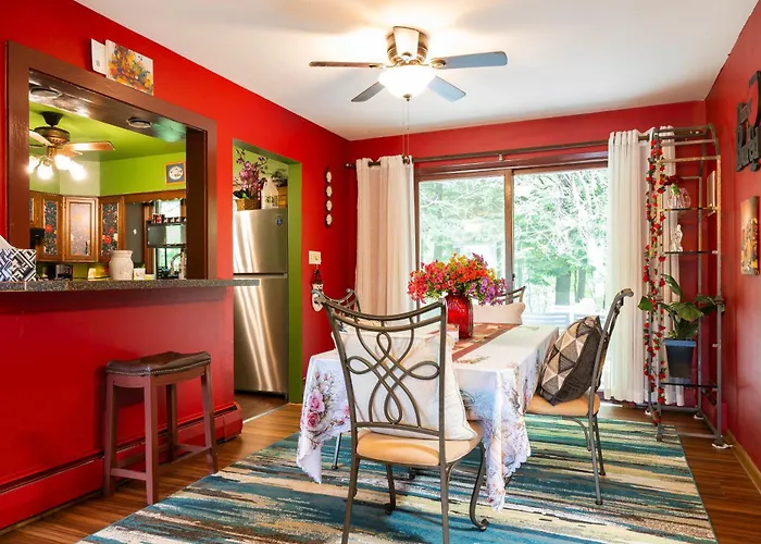 Private 5-Acre Lake: Pet-Friendly Grove City Home