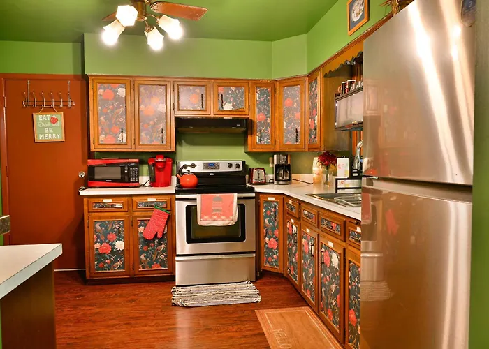 Private 5-Acre Lake: Pet-Friendly Grove City Home