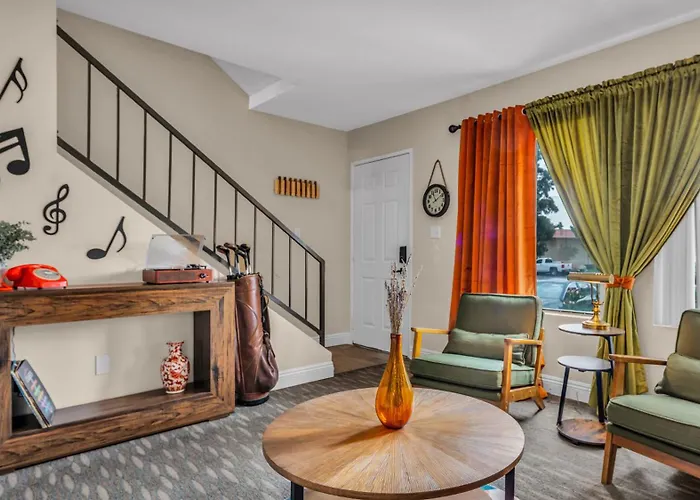 Mid-Century Stay With Pool ,Golf Retreat And Cool Comfort