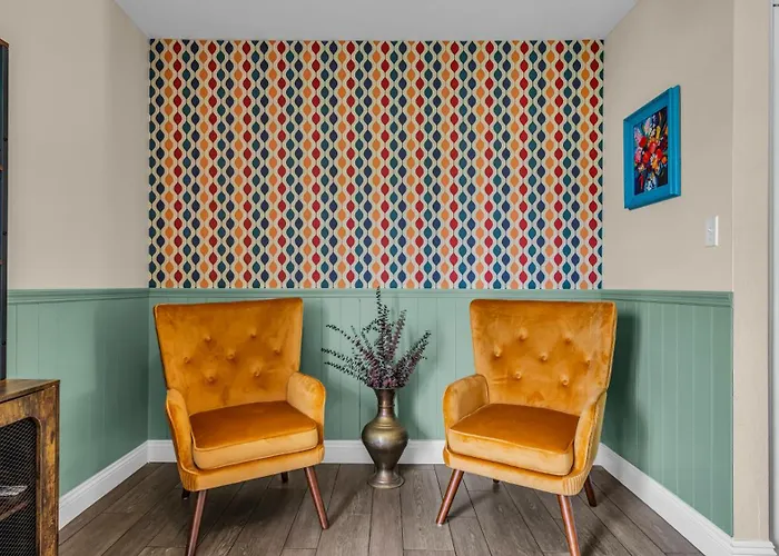 Mid-Century Stay With Pool ,Golf Retreat And Cool Comfort