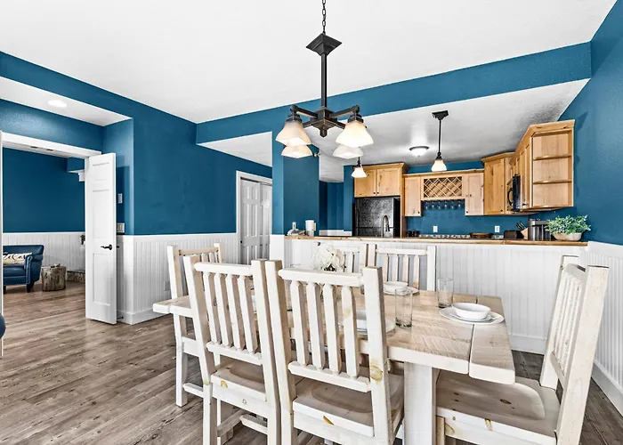 Breathtaking Lake Views 1Br King Suite, Kitchen & Heated Pools