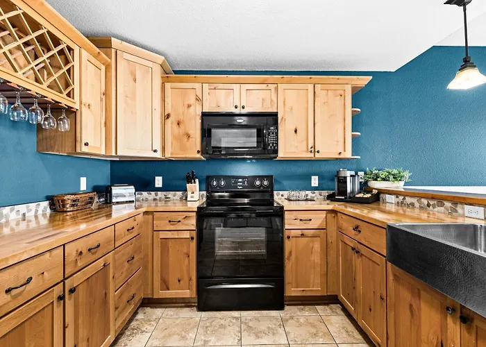 Breathtaking Lake Views 1Br King Suite, Kitchen & Heated Pools