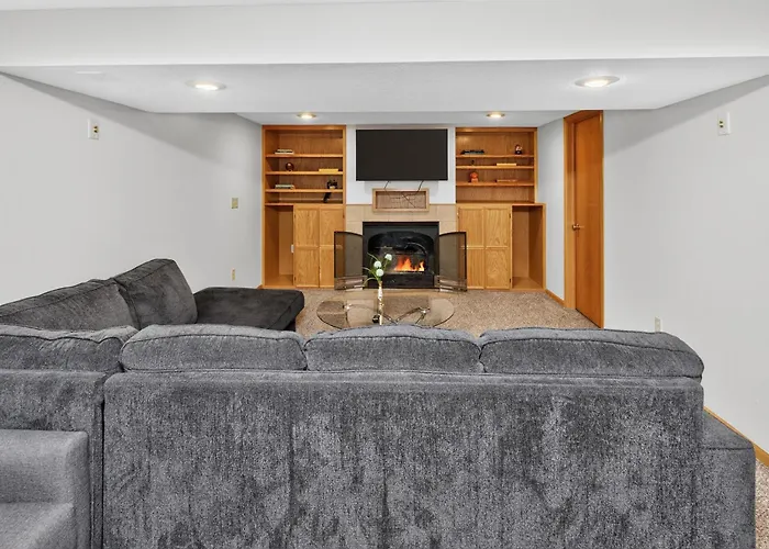 Work & Relax, 3Br Duplex With Workspace And Street Parking