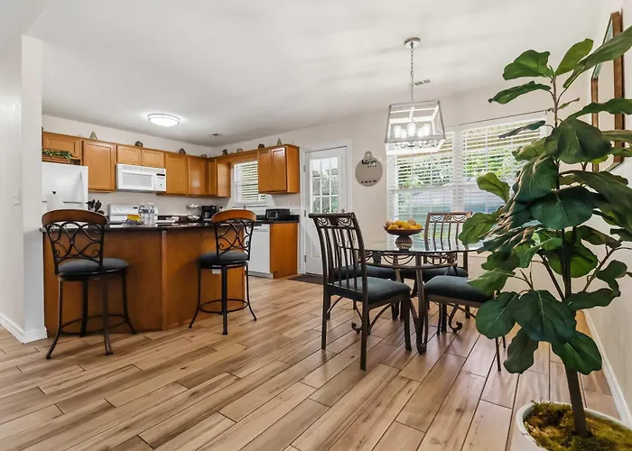 Lakeside Getaway - Next To Beaver Lake