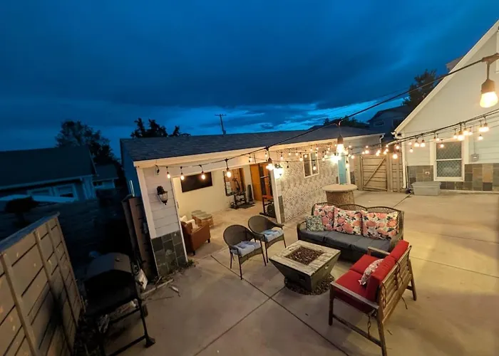 The Cozy Birdhouse With Sauna, Hot Tub & Outdoor Lounge Space!