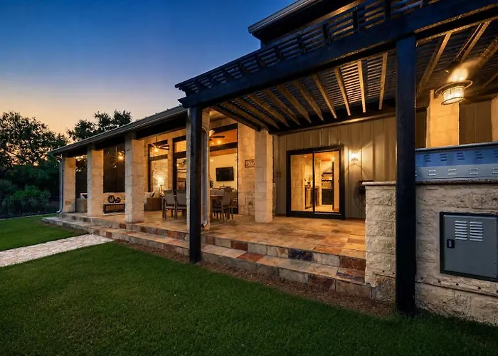 Waterfront Sleeps 16 Perfect For Family & Wurstfest