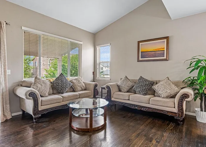 Stylish 4-Bedroom House - Denver Spruce - Sleeps 10 - Near Denver Airpot - Parking & Garden -