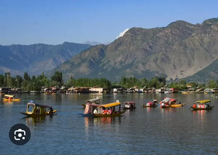 Houseboat Star Ruby Snow View
