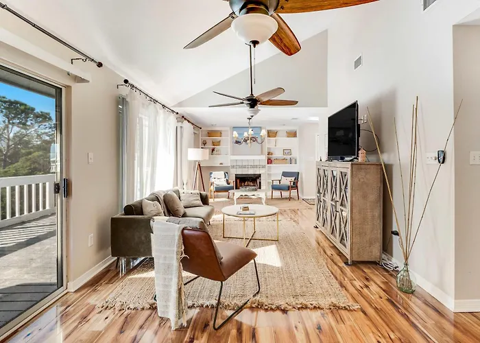 Newly Renovated Bright & Chic Home With Private Deck Grill & Near The Beach