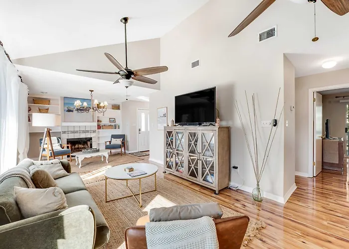 Newly Renovated Bright & Chic Home With Private Deck Grill & Near The Beach