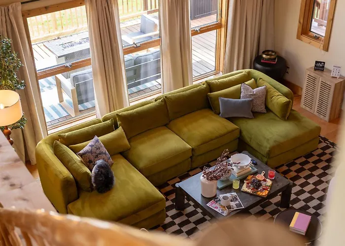 Velvet Timber Haus | Hottub, Sauna, Firepit, Games