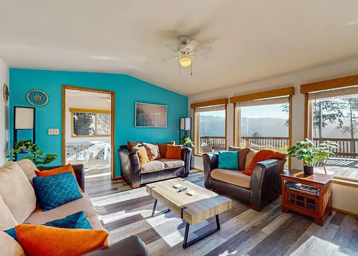 Gorgeous Dog-Friendly Coastal Escape With Patio & Amazing Views!