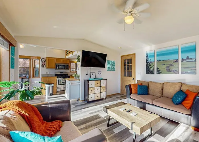 Gorgeous Dog-Friendly Coastal Escape With Patio & Amazing Views!