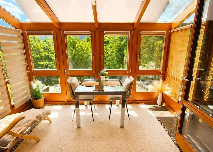 Mountain View Room mit sonnigem Wintergarten
