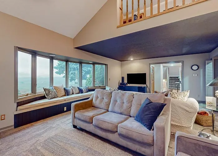 Dog-Friendly Hilltop Estate With Fireplace & Incredible Columbia River View