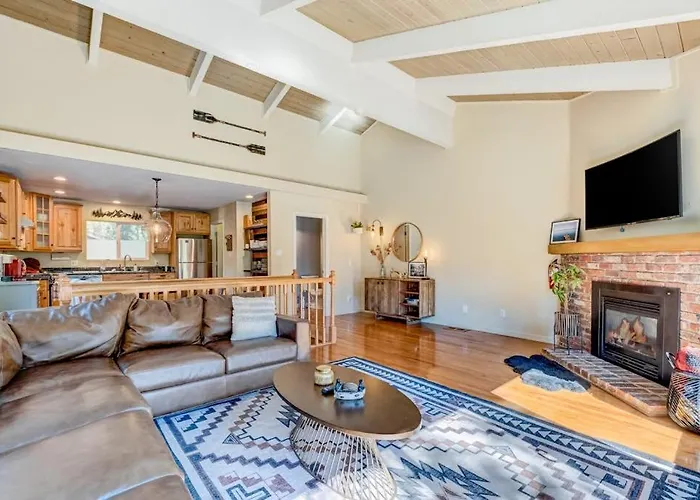 Two-Story Mountain-View Condo With Balcony Fireplace & Pool - Dog-Friendly