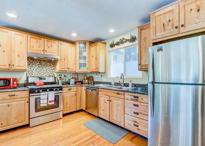 Two-Story Mountain-View Condo With Balcony Fireplace & Pool - Dog-Friendly