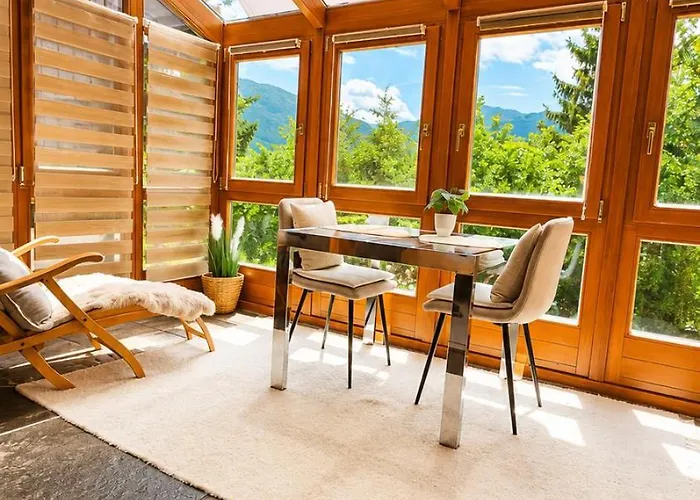 Mountain View Room mit sonnigem Wintergarten