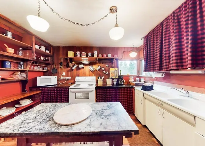 Cozy Dog-Friendly Home With Fireplace Near Wallowa Lake State Park & Tram
