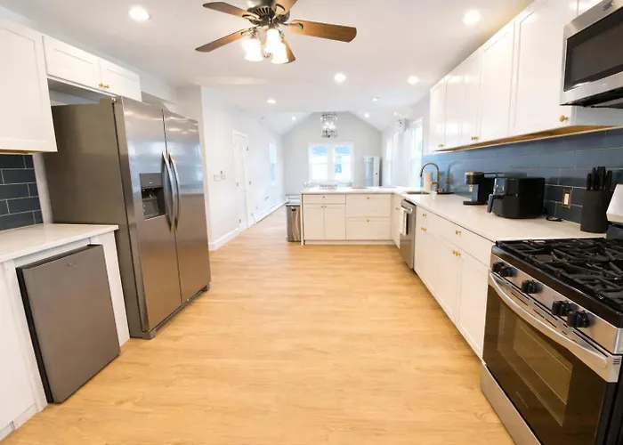 Spacious Beach House For 12 - 10-Min Walk To Beach - Family-Friendly Coastal Retreat