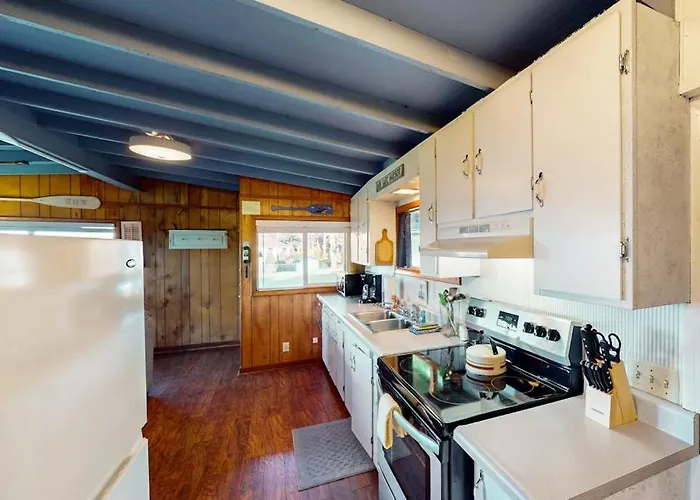 Cottage With Panoramic Ocean Views In Quiet Area - Dogs Ok