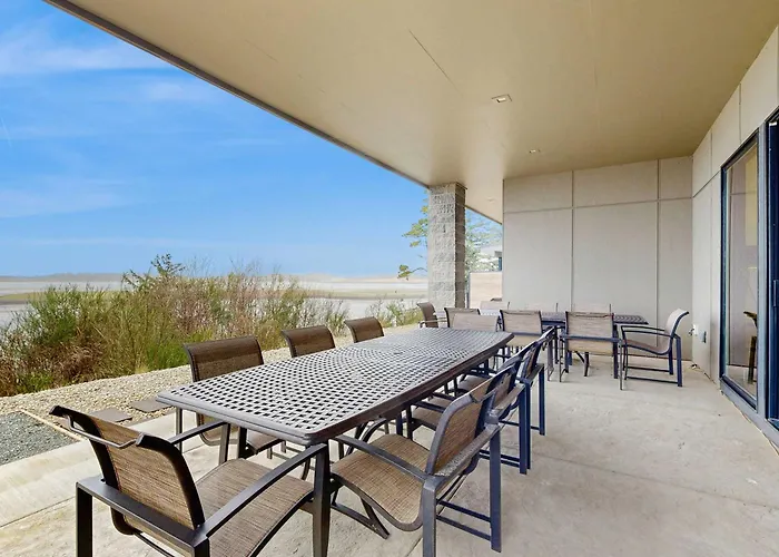 Impressive Home With Water View 2 Large Decks 2 Living Rooms & 2 Master Ensuites - 1 Dog Allowed!