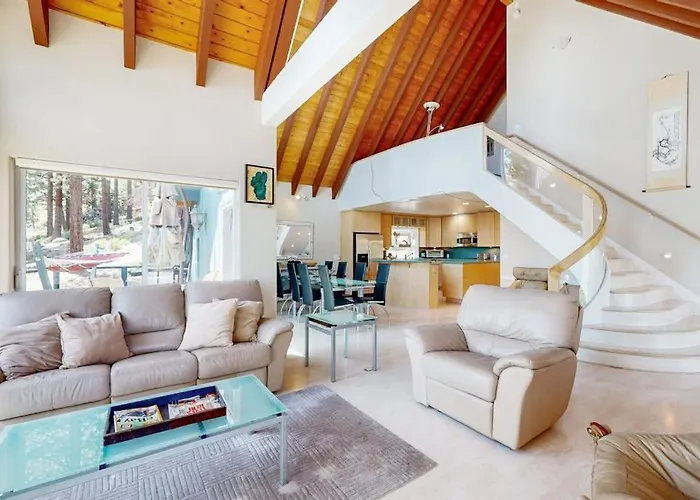 Lake View Escape With Private Scenic Deck Heated Driveway
