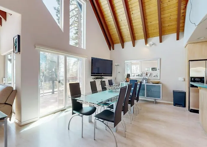 Lake View Escape With Private Scenic Deck Heated Driveway