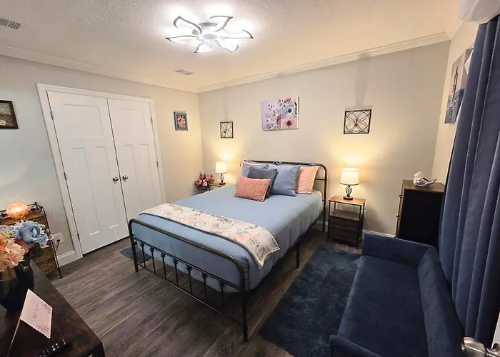 Cute 'N' Cozy, Pet Friendly Cottage!