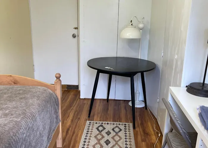 Flower Avenue Hosting - Private Room - Twin Bed & Shower - On The Ground Floor - 66 Per Night