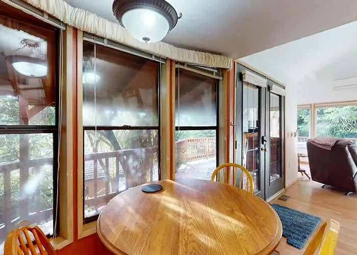 Peaceful Dog-Friendly Cabin On The Coast With Great Deck Views