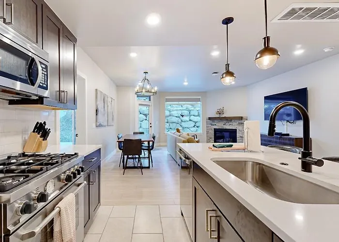 Modern Resort Condo With Pool Hot Tub & Shuttle Service