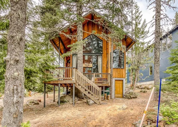 Serene Wooded Retreat With Free Wifi Large Deck & Spacious Loft - Skiing Nearby