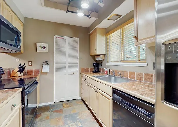 Townhome With Fireplace Pool Sauna Free Shuttle Pickup-Drop-Off To Ski Resort