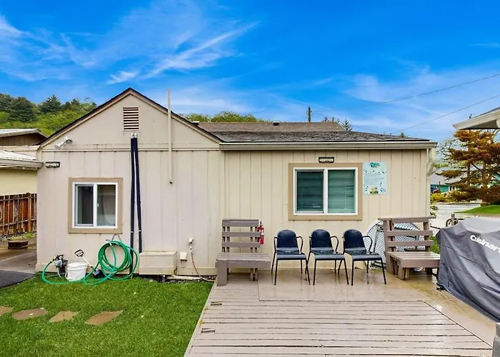 Cozy Family Beach Cottage With Hot Tub Deck Wifi Surfboard-Walk To Bay Dogs Ok