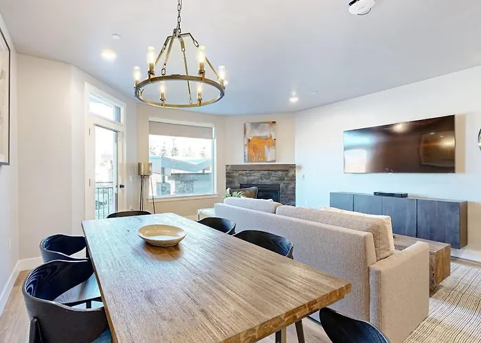 Modern Resort Condo With Pool Hot Tub Rolling Foothill Views & Shuttle