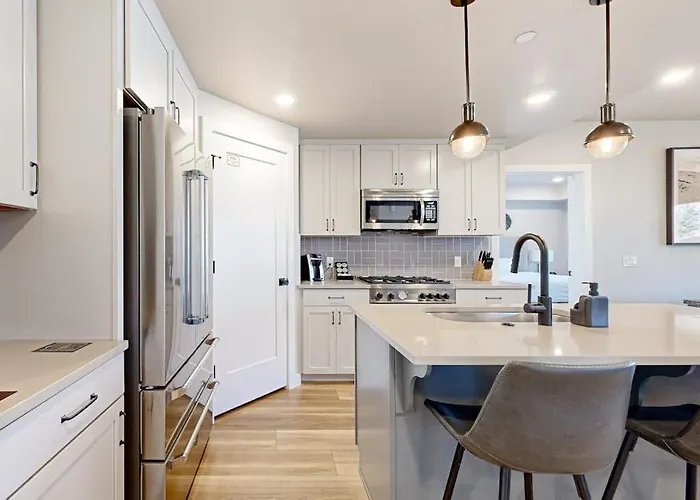 Modern Resort Condo With Pool Hot Tub Rolling Foothill Views & Shuttle