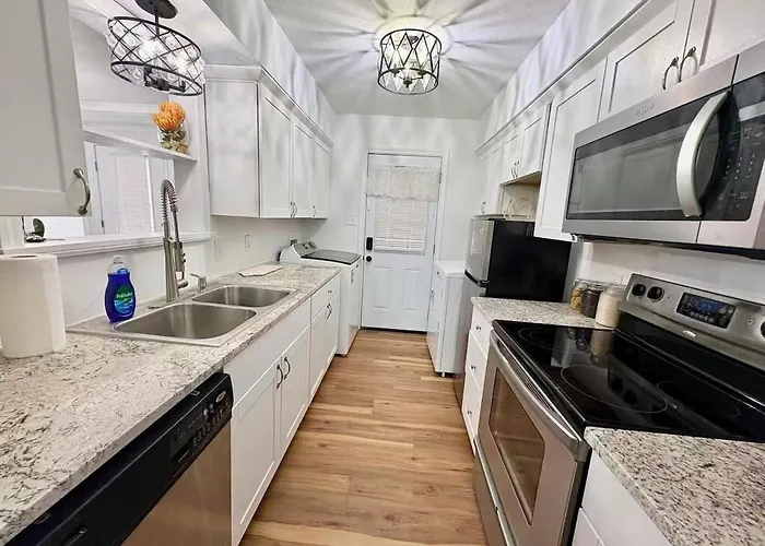 Beautiful Lakeview 2Br Condo -Modern & Cozy With Pool