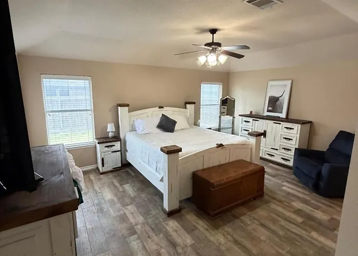 2 King Beds And Best Location In Burleson!