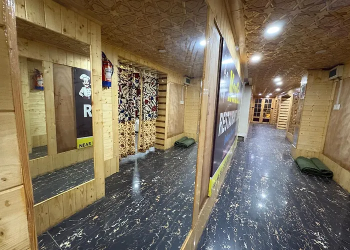 Shahi Darbar Guest House & Restaurant