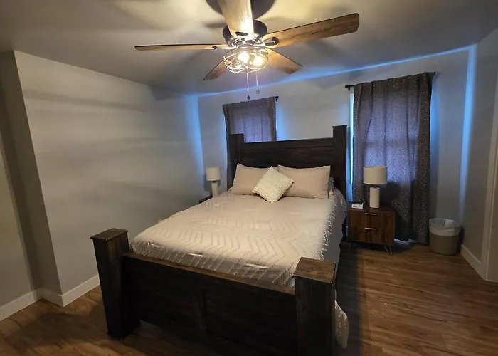2 Bedroom With King Suite, Large Space, Pet Friendly, Steps From Downtown Jolie