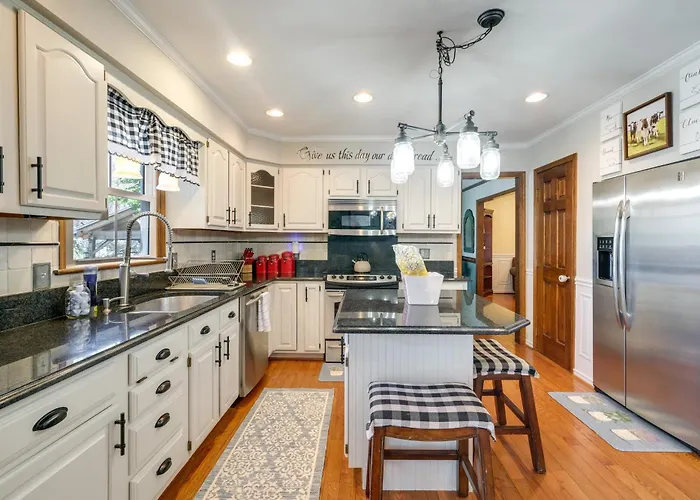 Pool, Hot Tub & Fun! Family Home Near Quantico