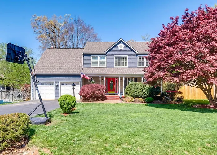 Pool, Hot Tub & Fun! Family Home Near Quantico