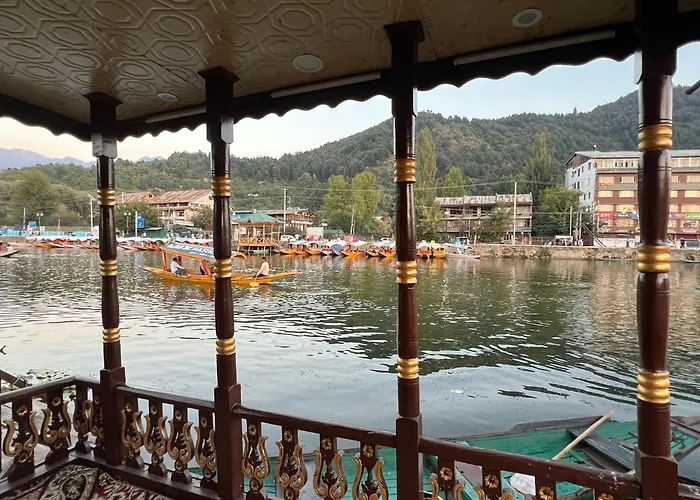 Freedom Houseboat