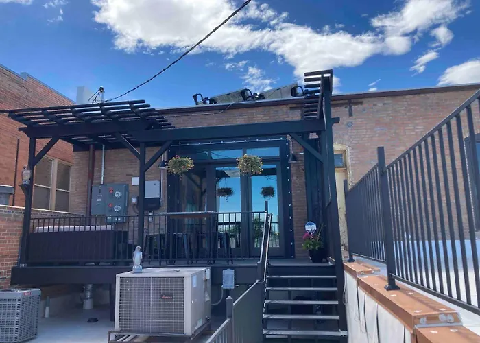 Luxe Main St Loft With Rooftop Lounge And Balcony