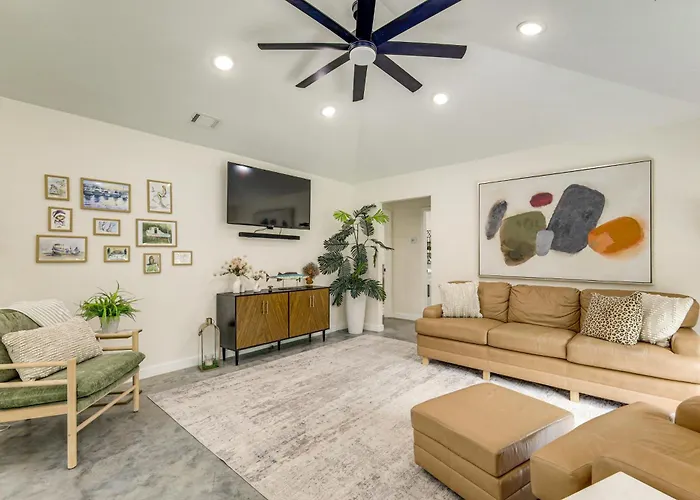 Modern-Style Home W/ Patio, Near Greers Ferry Lake